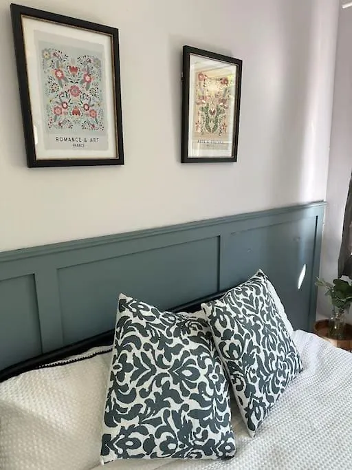 Stunning Semi-Detached Townhouse, Holywood, Sleeps 6 - 10 Mins From Belfast Villa