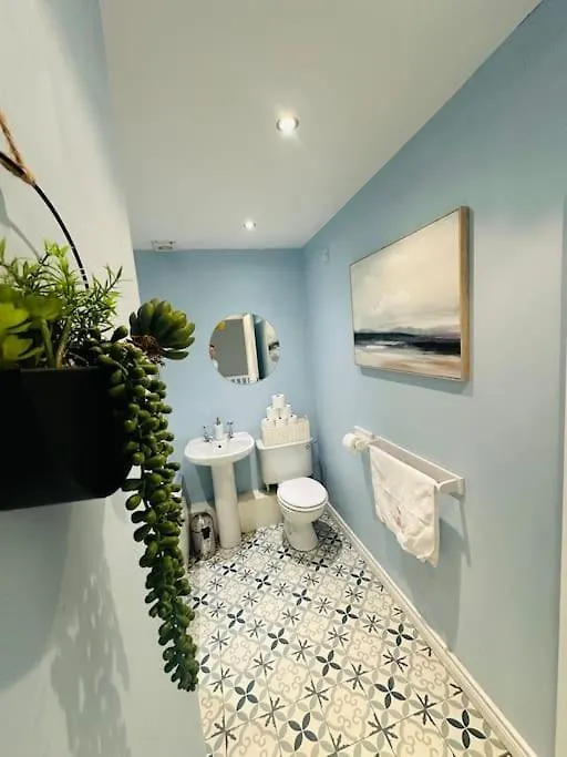 Stunning Semi-Detached Townhouse, Holywood, Sleeps 6 - 10 Mins From Belfast Villa 0*,