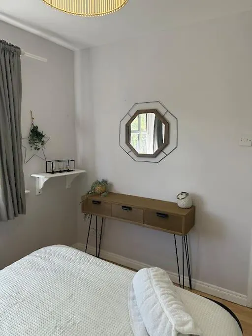 Stunning Semi-Detached Townhouse, Holywood, Sleeps 6 - 10 Mins From Belfast Villa